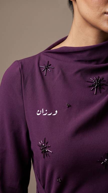 فستان ناعم بتصميم انسيابي أنيق