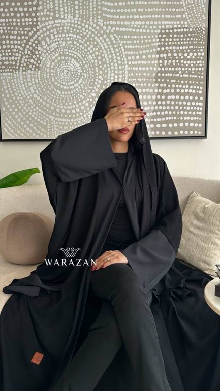 عباية سوداء بكم ملون