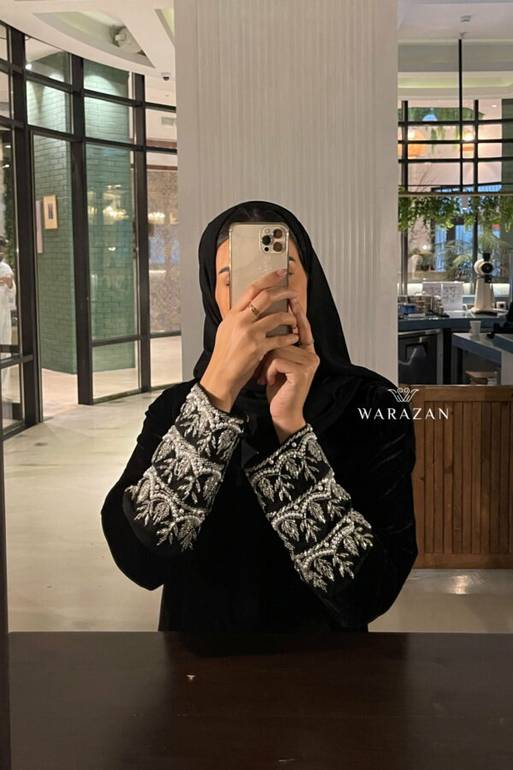 عباية مخمل بتطريز ملكي