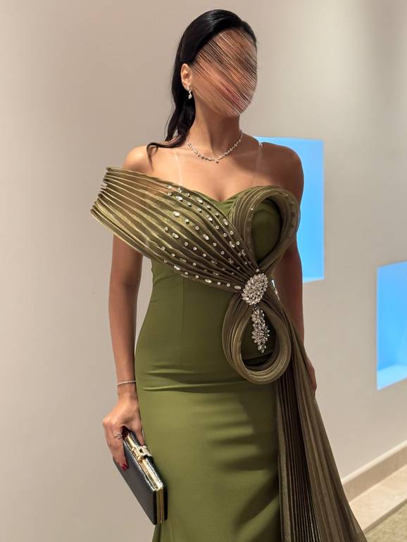 فستان سهرة بكسرات من الجنب