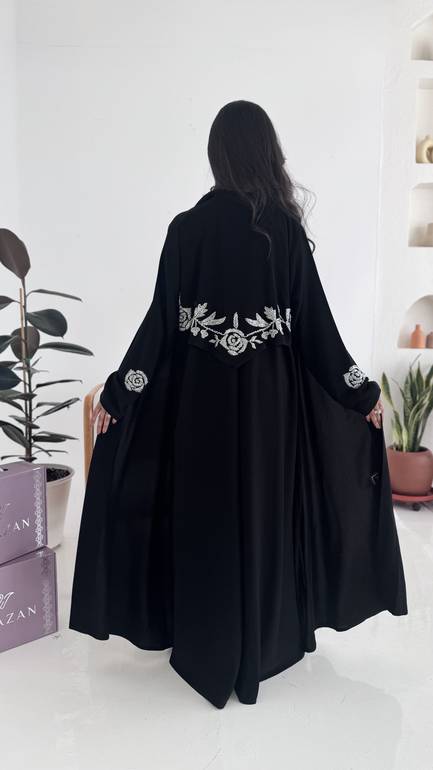 عباية بتطريز ورود من الخلف 