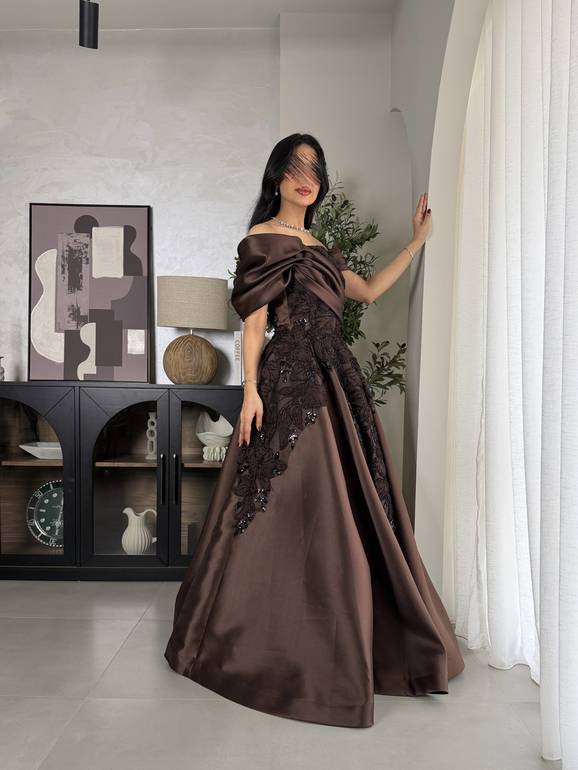 فستان سهرة بني مزين بتطريز فاخر