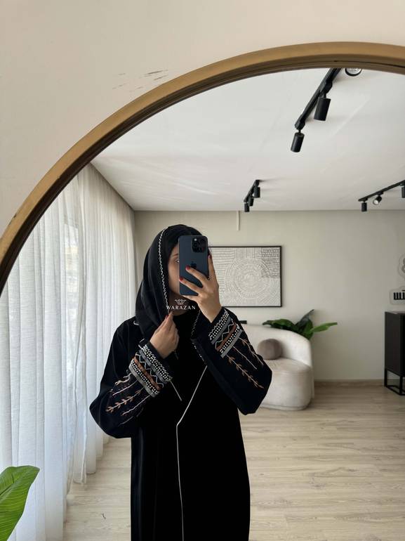 عباية  للعيد عملية مع أكمام بتطريز منقوش