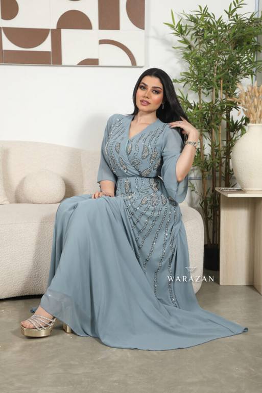 فستان سهرة طويل ناعم ساتر راقي بتطريز بألوان متعددة