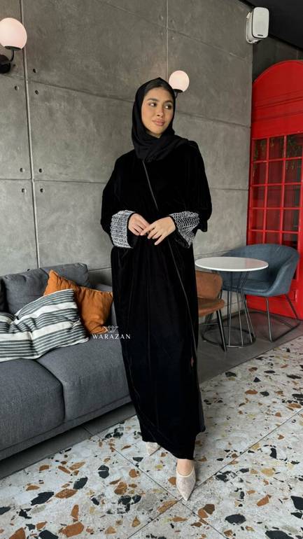عباية شتوية مخملية بتطريز خرز على الأكمام