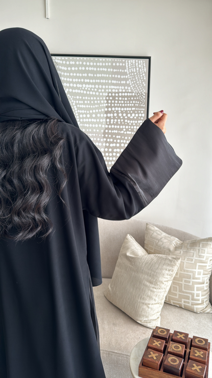 عباية سوداء بأكمام ملونة وكسرات من الجنب