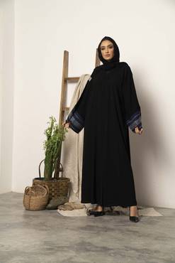 عباية كريب راقية بأطراف كحلي أو أبيض