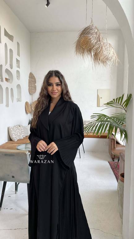 عباية رسمية للدوام بكسرات من الكم والجنب من قماش نيوكريب