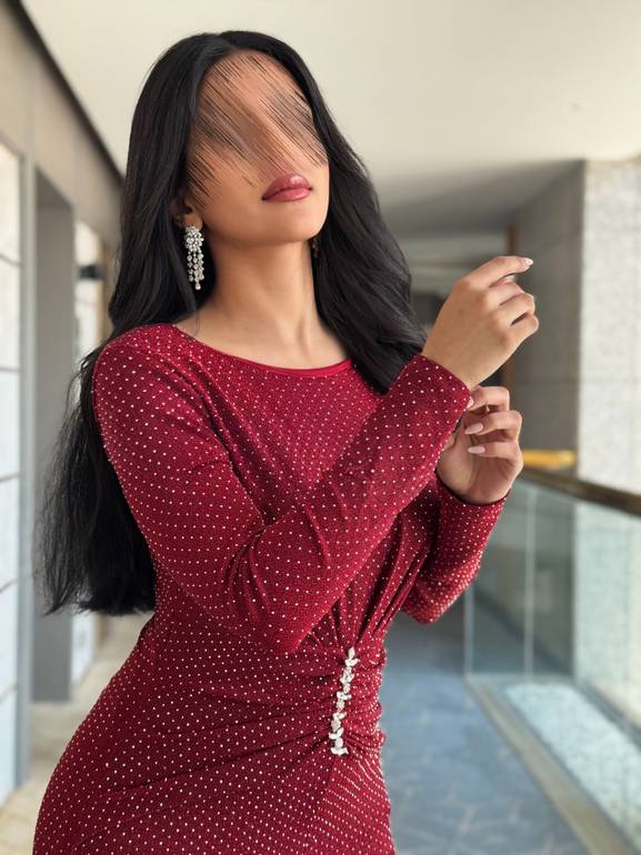 فستان سهرة ناعم بأكمام طويل و خرز 