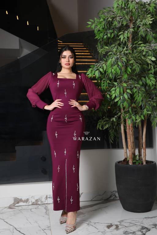 فستان سهرة ناعم مع اكمام بيليسيه 