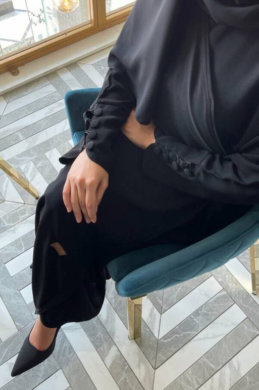 عباية عملية بستايل أكمام أزرار بقماش كريب
