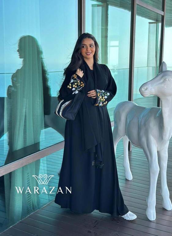 عباية أنيقة بتفاصيل جميلة بتطريز يدوي