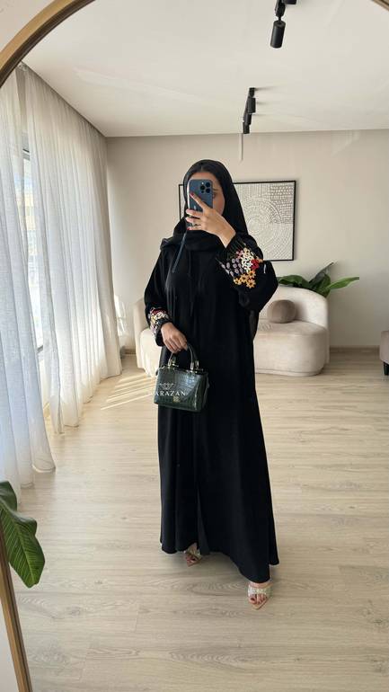 عباية عملية بتطريز يدوي على الأكمام للعيد