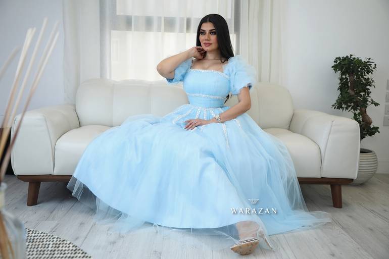 فستان سهرة طويل بتل وبقصة أكمام بف