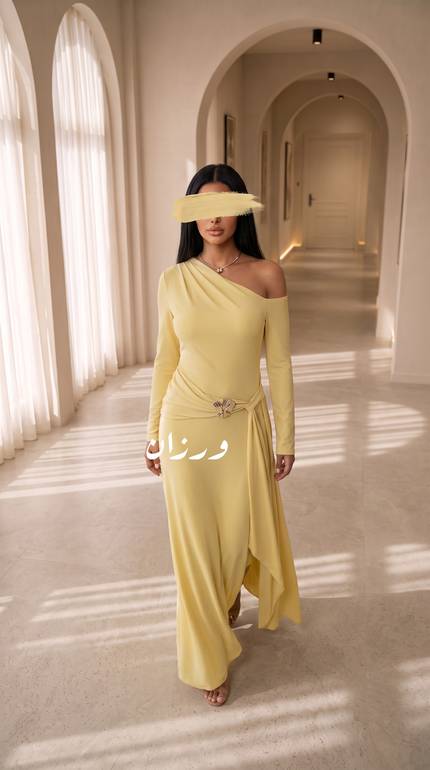 فستان بتصميم ناعم مزين بإبزيم ذهبي