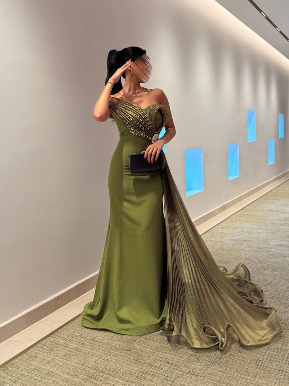 فستان سهرة بكسرات من الجنب