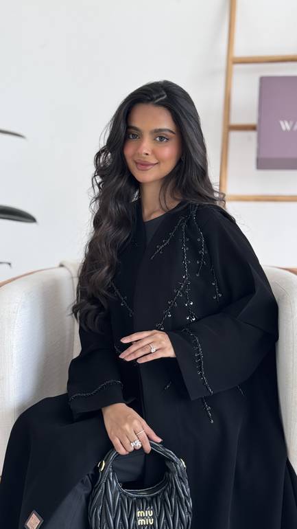 عباية بتطريز ناعم وانيق سراميك