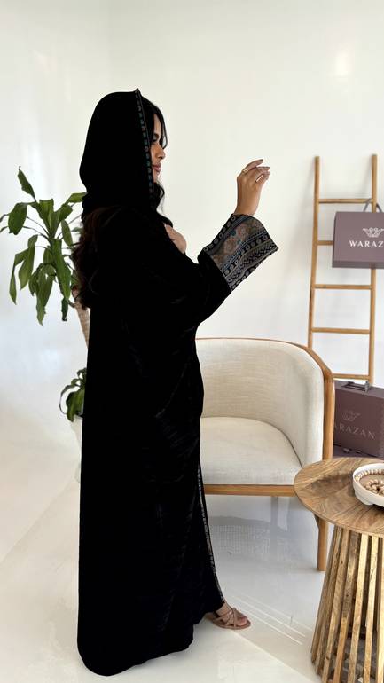 عباية مخمل نص بشت بأكمام كشميري