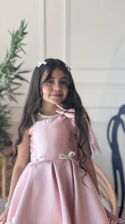 فستان ناعم بقصة من كتف