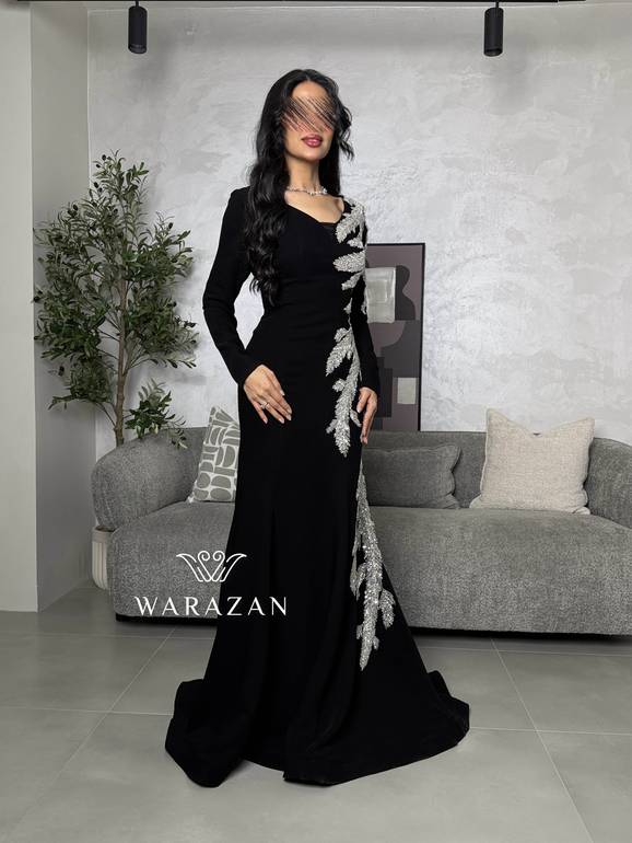 فستان سهرة أسود بتطريز خرز فضي