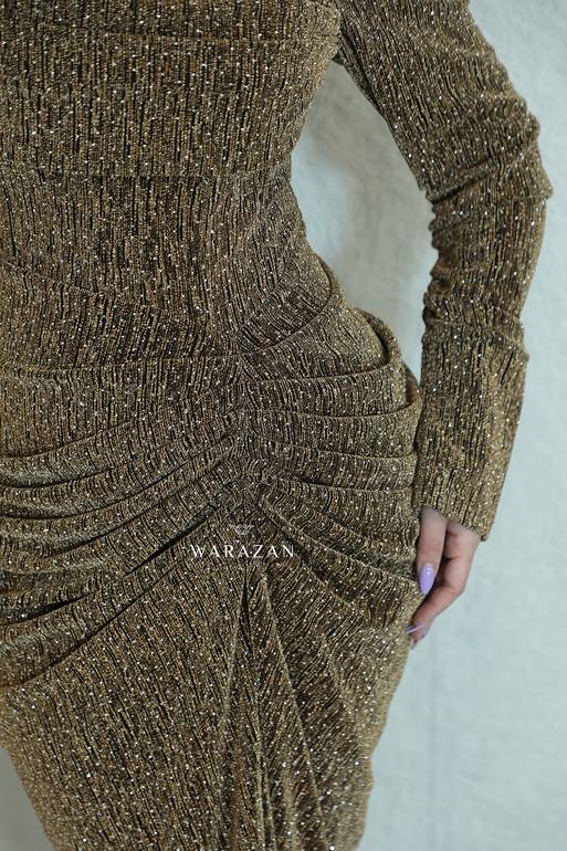 فستان سهرة ناعم بقصة من الخصر وبأكمام طويلة