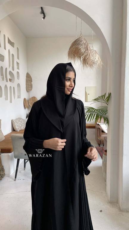 عباية رسمية للدوام بكسرات من الكم والجنب من قماش نيوكريب
