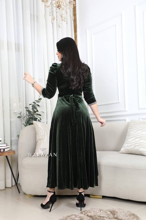 فستان مخمل بتطريز وكسرات