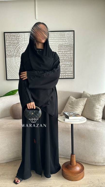 عباية سوداء أنيقة مطرزة من الكم