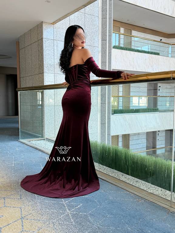 فستان سهرة مخمل بقصة صدر انيقة