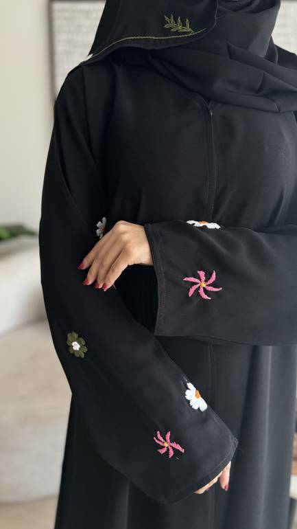 عباية عملية بتطريز يدوي وردي ملون للعيد 