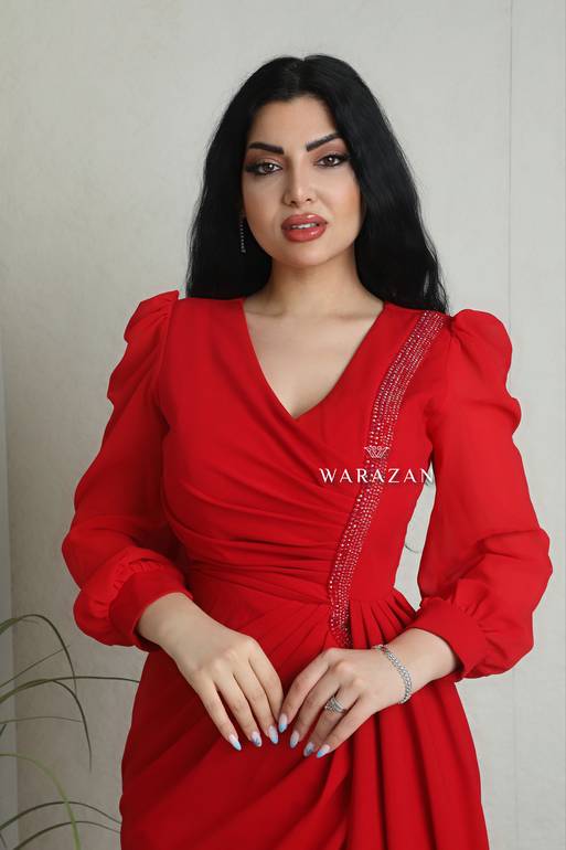 فستان سهرة ناعم وطويل بأكمام شفافة