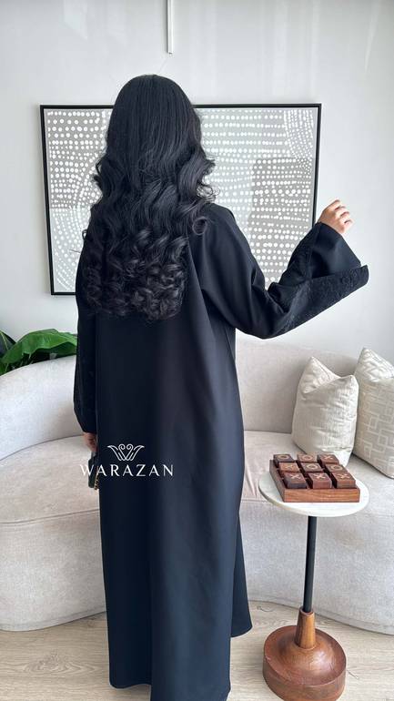 عباية سوداء رسمية مطرزة بالكم 