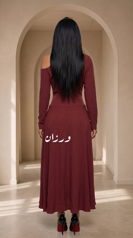 فستان بتصميم ناعم مزين بإبزيم ذهبي