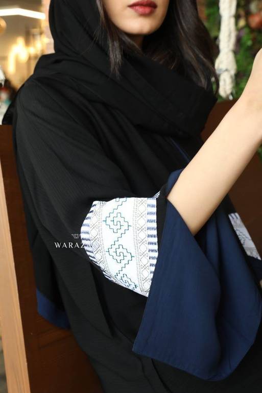 عباية كريب بلون كحلي من الاكمام