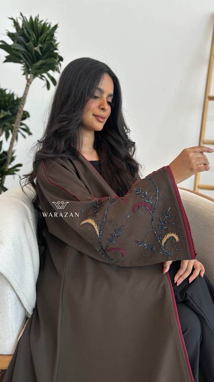 عباية بنية بتطريز يدوي 