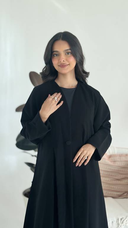 عباية سادة انيقه بلون اسود داكن 