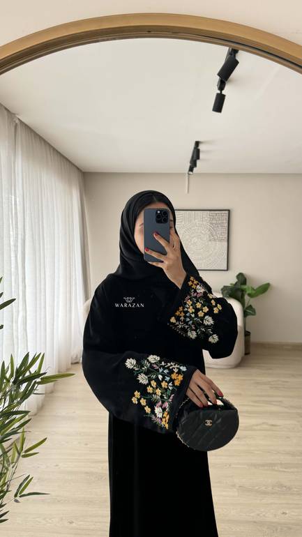 عباية أنيقة بتفاصيل جميلة بتطريز يدوي