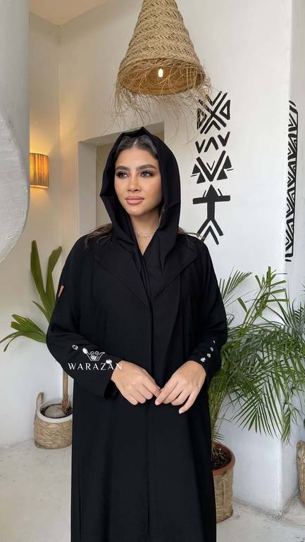 عباية رسمية بأزرار كريستال على الكم للعيد