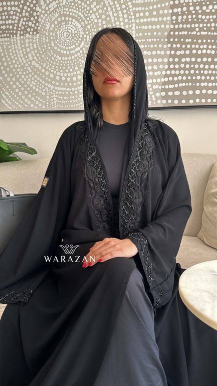 عباية عملية للعيد بتطريز على الصدر والأكمام