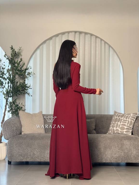 فستان بتصميم ناعم مزين بإبزيم ذهبي