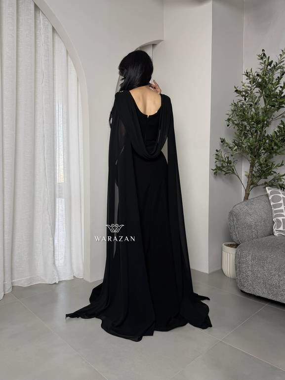 فستان سهرة أسود ملكي بكاب انسيابي فاخر