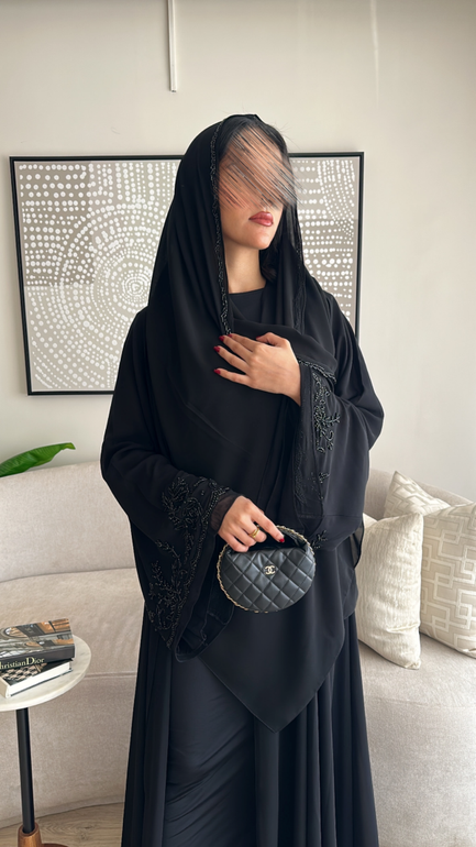 عباية راقية بتطريز شك من الاكمام