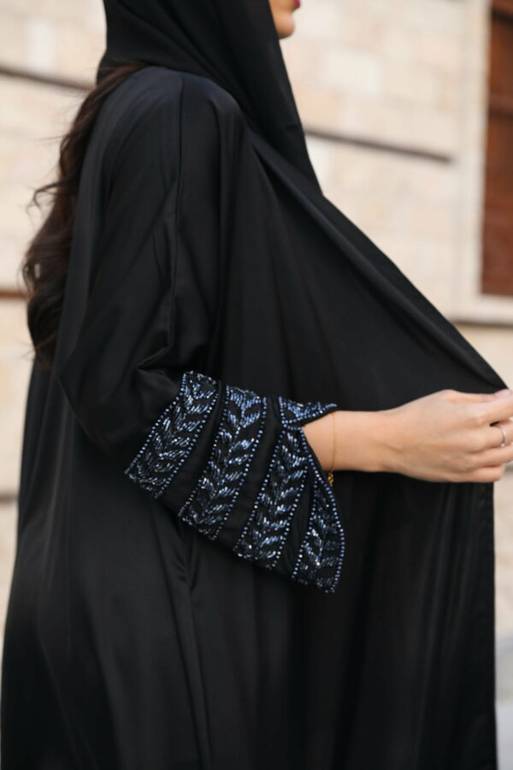 عباية فخمة بتطريز من الكم