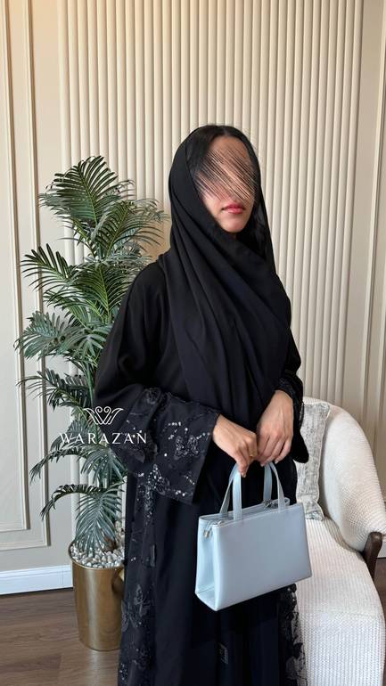 عباية للعيد عملية بتطريز فراشات سوداء
