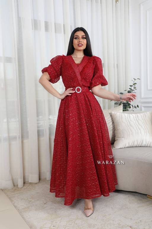 فستان سهرة بأكمام طويلة وريش من الصدر