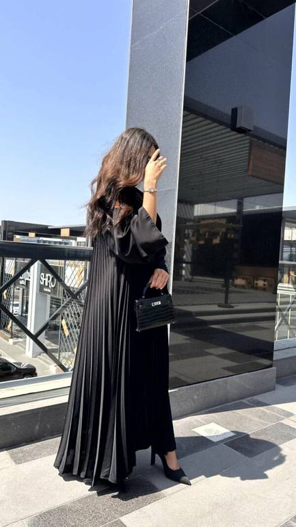 عباية ملونة بليسيه عصرية بأكمام واسعة مفتوحة من الأمام