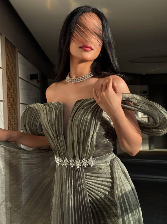 فستان سهرة بكسرات و كرستال من الخصر