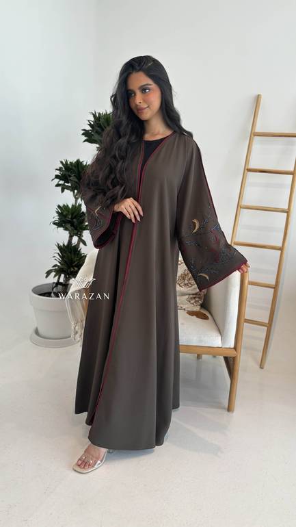 عباية بنية بتطريز يدوي 