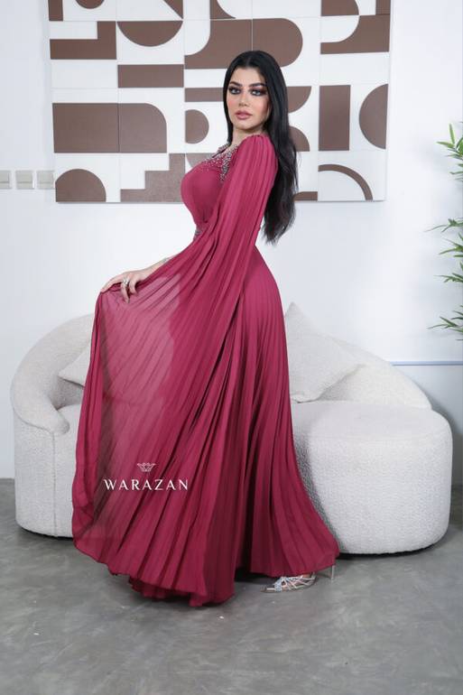 فستان سهرة ناعم بليسيه تطريز