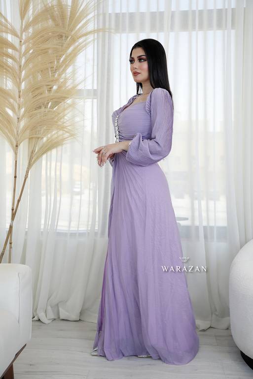 فستان سهرة بكسرات وخرز من الأمام
